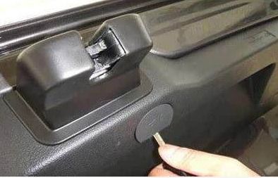 車上隱藏的逃生暗道 拔動(dòng)開(kāi)關(guān)，關(guān)鍵時(shí)刻的救命法寶